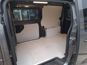 peugeot expert 2000 D laadruimte afgewerkt tweedehandswagens garage peter bredene oostende (11)